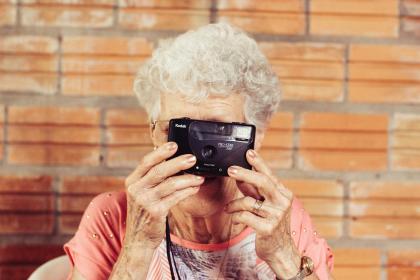 Seniorin mit Kamera