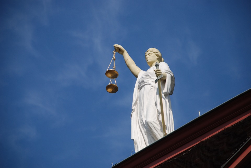 Justitia auf Dach mit Waage und Schwert