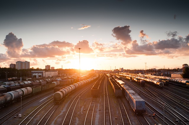 Fotografie eines Güterbahnhofs bei Sonnenuntergang