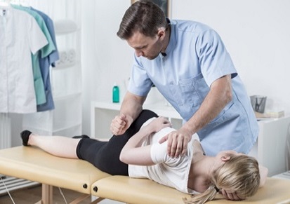 Physiotherapeut mit Patientin
